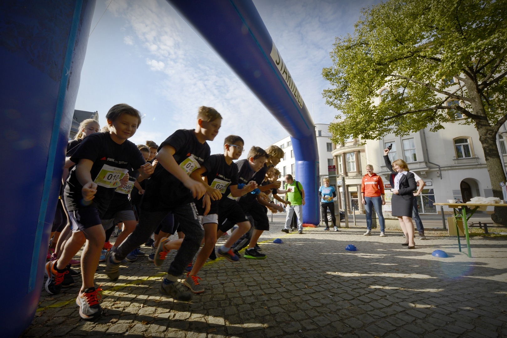 Menschen rennen nach dem Startschuss los.