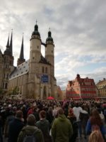 Viele hunderte Menschen nehmen an einer Gedenkfeier auf dem Markt Halle teil.