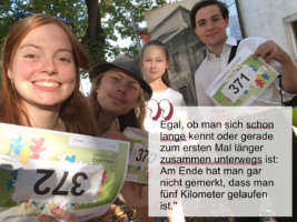 Ein Foto von vier jungen Personen mit Laufnummern in den Händen und dem Zitat: "Egal, ob man sich schon lange kennt oder gerade zum ersten Mal länger zusammen unterwegs ist: Am Ende hat man gar nicht gemerkt, dass man fünf Kilometer gelaufen ist."