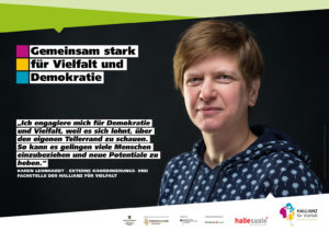 Ein Porträt mit der Aufschrift: "‚Ich engagiere mich für Demokratie und Vielfalt, weil es sich lohnt, über den eigenen Tellerrand zu schauen. So kann es gelingen viele Menschen einzubeziehen und neue Potentiale zu heben.' Karen Leonhardt – Externe Koordinierungs- und Fachstelle der HALLIANZ für Vielfalt." Darüber ein Logo mit der Aufschrift: "Gemeinsam stark für Vielfalt und Demokratie."