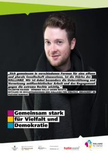 Ein Porträt mit der Aufschrift: "‚Sich gemeinsam in verschiedenen Formen für eine offene und plurale Gesellschaft einzusetzen, ist die Stärke der Hallianz. Mir ist dabei besonders die Unterstützung und Vernetzung antifaschistischer Arbeit und das Engagement gegen die extreme Rechte wichtig.' Valentin Hacken - Bündnis Halle gegen Rechts. Mitglied im Begleitausschuss der HALLIANZ für Vielfalt, engagiert im Präventionsrat." Darunter ein Logo mit der Aufschrift: "Gemeinsam stark für Vielfalt und Demokratie."