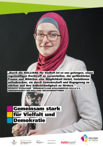 Ein Porträt mit der Aufschrift: "‚Durch die Hallianz für Vielfalt ist es uns gelungen, einen regelmäßigen Kochtreff zu veranstalten, der geflüchteten Frauen und Mädchen eine Möglichkeit bietet, Isolationen aufzubrechen, sie durch Gemeinschaft und Begegnung zu stärken und ihre Selbstständigkeit zu fördern.' Rouqaya Alkhateeb – Ehrenamtliche Sprachbrücke Halle e.V., Förderprojekt des HALLIANZ Engagementfonds." Darunter ein Logo mit der Aufschrift: "Gemeinsam stark für Vielfalt und Demokratie."