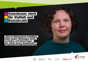 Ein Porträt mit der Aufschrift: "‚Sich an Diskussionen beteiligen, dabei andere Meinungen hören, verstehen und hinterfragen – das stärkt unsere Demokratie!' Anne Kupke-Neidhardt, Zeit-Geschichte(n) e.V." Darüber ein Logo mit der Aufschrift: "Gemeinsam stark für Vielfalt und Demokratie."