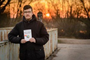 Eine Person mit dem Buch "Realitätsschock" in der Hand.