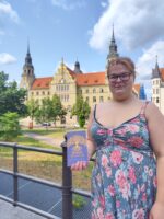 Eine Person hält das Buch "Rechte Esoterik – Wenn sich alternatives Denken und Extremismus gefährlich vermischen" in der Hand.