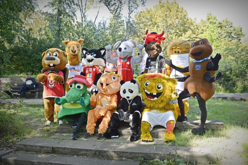 Eine Gruppe Maskottchen posiert für ein Foto.
