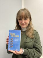 Eine Person hält das Buch "Kurzschluss: Wie einfache Wahrheiten die Demokratie untergraben" in der Hand.