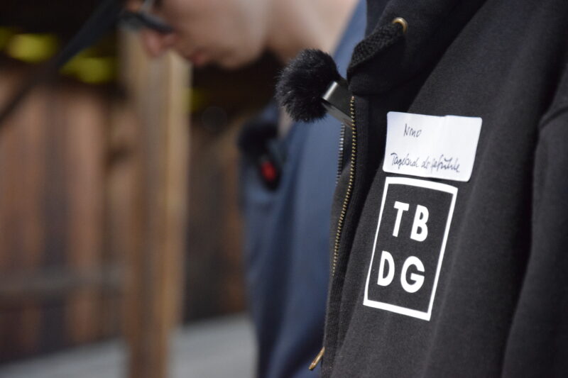 Nahaufnahme eines T-Shirts mit dem Logo von Tagebuch der Gefühle.