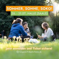 Junge Personen sitzen auf einer Wiese, außerdem der Text: "Sommer, Sonne, Soko! 26.-31.07. Halle (Saale)."